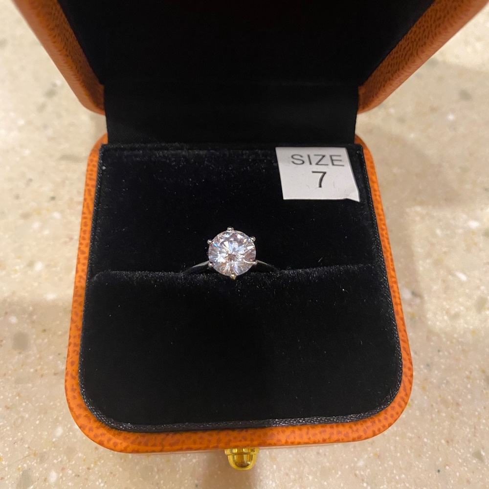 Brilliant round cut 2ct Moissanite